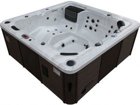 Toronto Garden Hot Tub by Canadian Spa