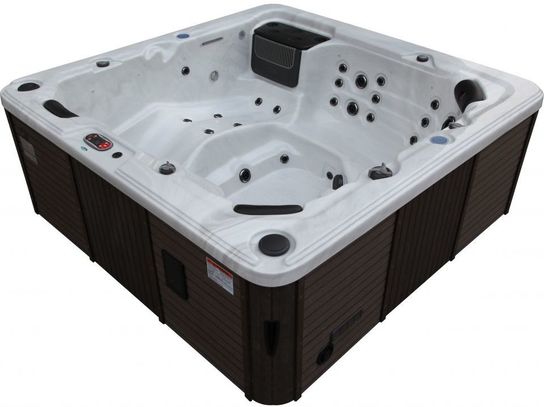 Toronto Garden Hot Tub by Canadian Spa