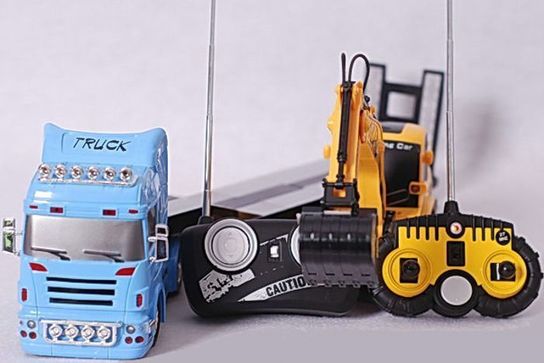 Radio Controlled 1:32 Scale Lorry With Excavator 2- in-1 0232B