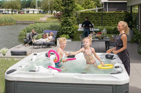 Cambridge Hot Tub- 68 Jets
