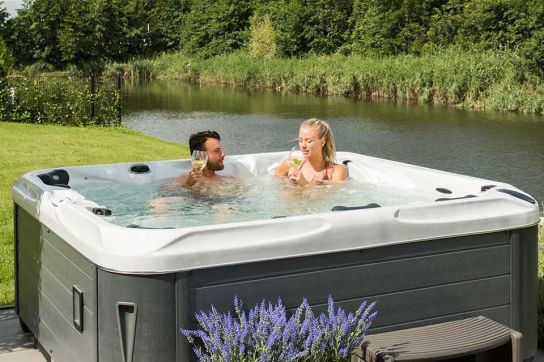 Cambridge Hot Tub- 68 Jets