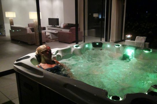 Cambridge Hot Tub- 68 Jets