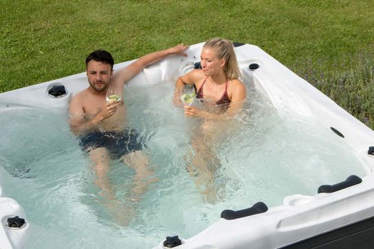 Cambridge Hot Tub- 68 Jets