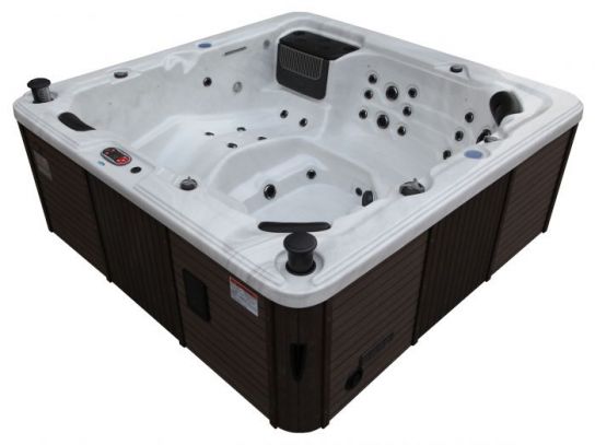 Toronto Garden Hot Tub by Canadian Spa